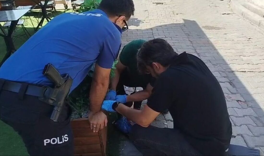 Silahlı saldırıya uğrayan şahıs yaralandı Mersin’in Tarsus ilçesinde bir kişi uğradığı silahlı saldırı sonucu yaralandı.