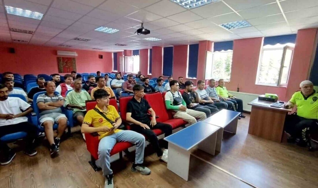 Silifke’de motokuryelere trafik eğitimi Mersin’in Silifke ilçesinde motokuryelere trafik eğitimi verildi. İlçe Emniyet Müdürlüğü