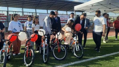 Şırnak’ın Silopi İlçe Kaymakamı Çağlar Partal, ilçede başarılı öğrencileri bisikletle