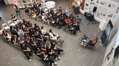 Nilüfer Belediyesi’nin “Sağlık Buluşmaları”nda Klinik Psikolog Başak Mutlu, lise öğrencilerine