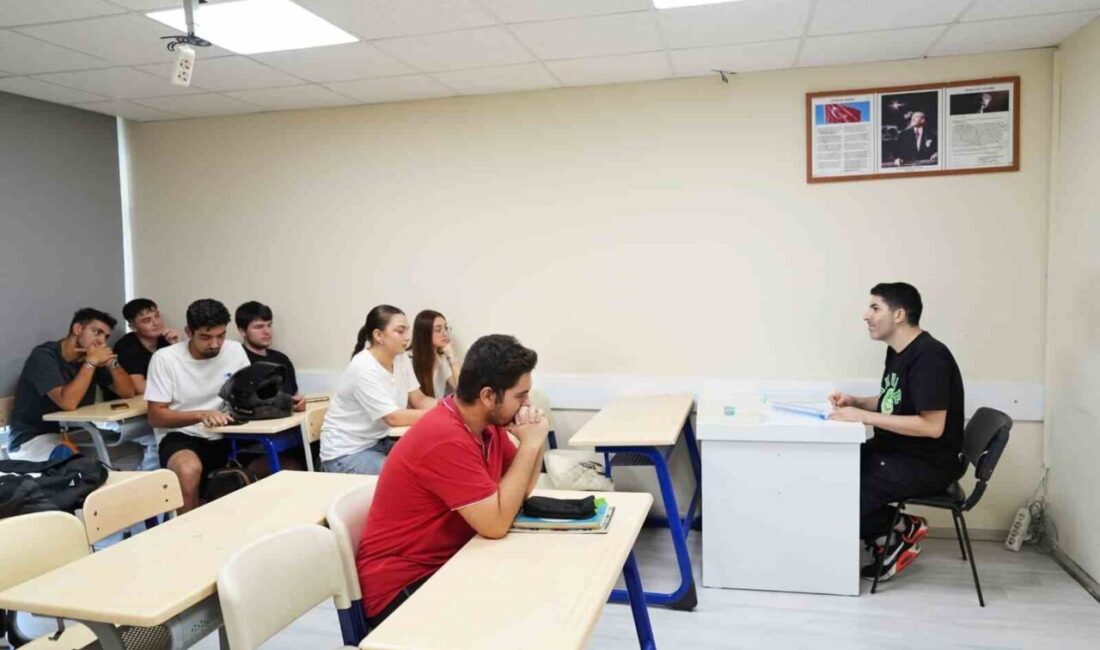 Sınavlara ücretsiz kurslarla hazırlanıyorlar Yeni eğitim-öğretim yılının başlamasıyla beraber, Konyaaltı Belediyesi Gürsu Etüt Merkezi’ndeki