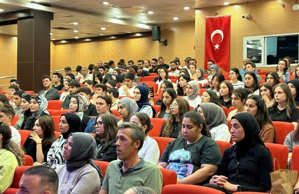 Sincan Belediyesi tarafından düzenlenen ’Gençsin’ etkinliği kapsamında öğrenciler başarı hikayelerini