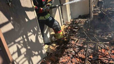 Balıkesir’in Sındırgı ilçesinde çıkan ev yangını, itfaiye ekiplerinin zamanında müdahalesiyle