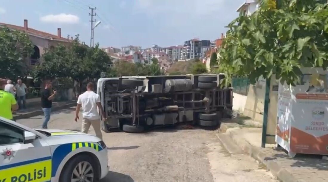 Sinop’ta belediyeye ait kamyonet devrildi: 1 yaralı Sinop’ta freni boşalan belediye kamyoneti devrildi, kazada 1 kişi yaralandı.