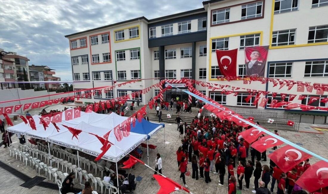 Sinop’ta yeni eğitim-öğretim yılı törenle başladı, TOBB Gelincik Ortaokulu açıldı Sinop’ta 2025-2026 eğitim-öğretim yılı, İlköğretim Haftası kapsamında düzenlenen törenle başladı.