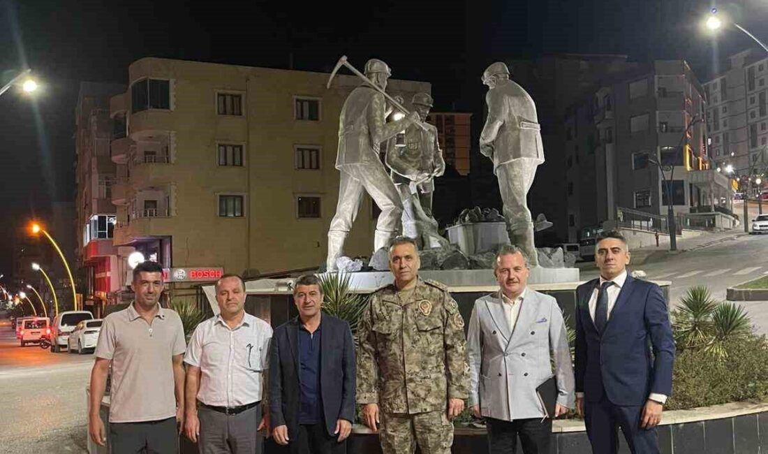 Şırnak Emniyet Müdürü Sazak, gece denetimine çıktı Şırnak emniyet müdürü Sazak, gece saatlerinde vatandaşlarla bir araya geldi.