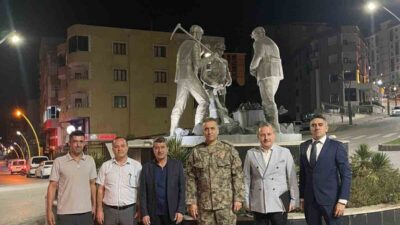 Şırnak emniyet müdürü Sazak, gece saatlerinde vatandaşlarla bir araya geldi.