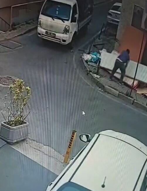 Şişli’de kamyonetten indirdiği atık eşyaları sokağa bırakan 2 kişi güvenlik