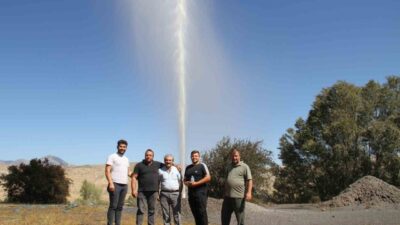 Sivas’ın Suşehri ilçesinde, ineklerine içirmek içi su sondajı yapan çiftçi