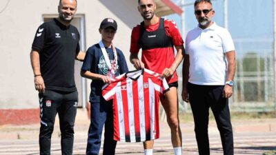 Sosyal medyada pamuk şeker satarak Sivasspor bileti almak istediğini söyleyen