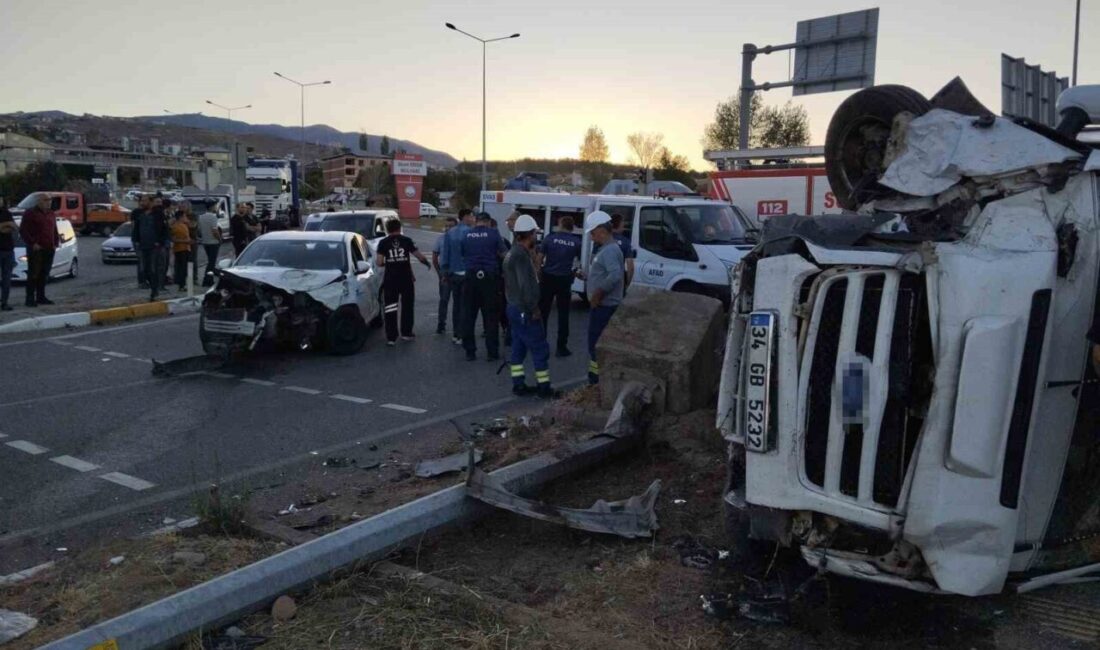 Sivas’ta fındık işçilerini taşıyan minibüs otomobille çarpıştı: 15 yaralı Sivas’ta fındık işçilerini taşıyan minibüs ile otomobilin çarpıştığı kazada 15