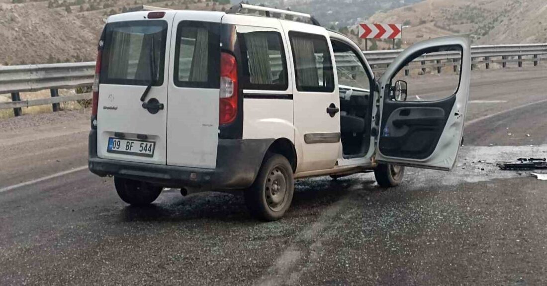 Sivas’ta iki araç kafa kafaya çarpıştı: 4 yaralı Sivas’ın Gürün ilçesinde iki aracın kafa kafaya çarpışması sonucu meydana
