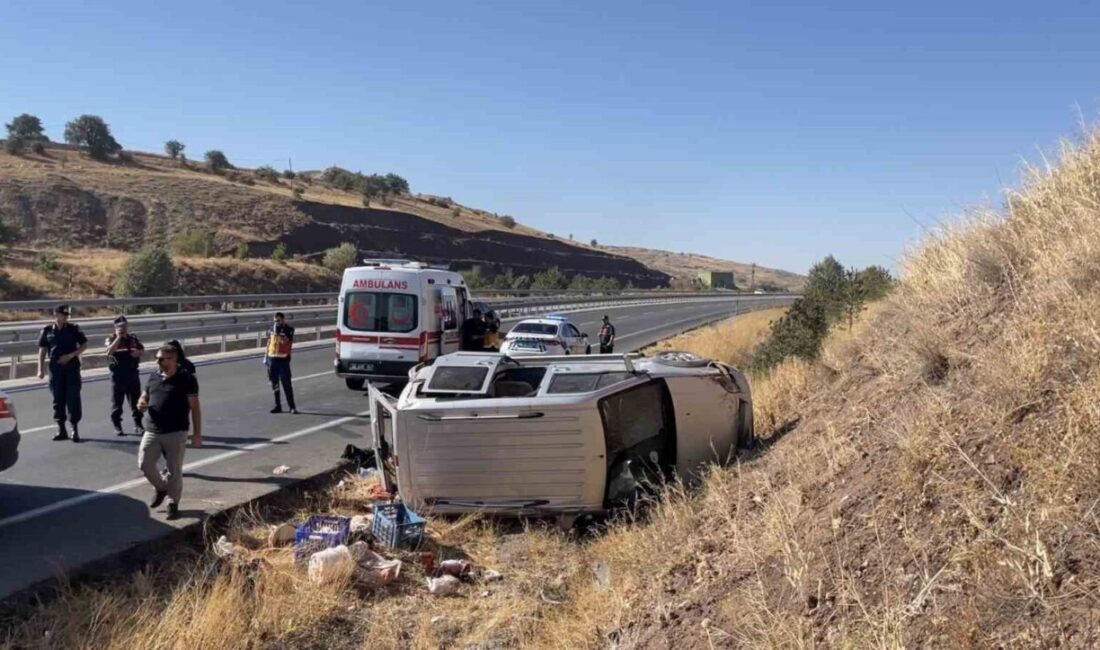 Sivas’ta kontrolden çıkan araç devrildi: 4 yaralı Sivas’ta kontrolden çıkarak devrilen hafif ticari araçtaki 4 kişi yaralandı.