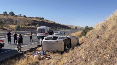 Sivas’ta kontrolden çıkarak devrilen hafif ticari araçtaki 4 kişi yaralandı.