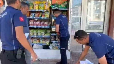 Sivas’ta Zabıta Müdürlüğü ekipleri, denetledikleri bir bakkalda son tüketim tarihi
