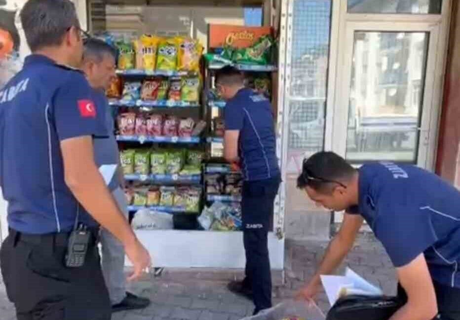 Sivas’ta son tüketim tarihi geçmiş cipslere el konuldu Sivas’ta Zabıta Müdürlüğü ekipleri, denetledikleri bir bakkalda son tüketim tarihi