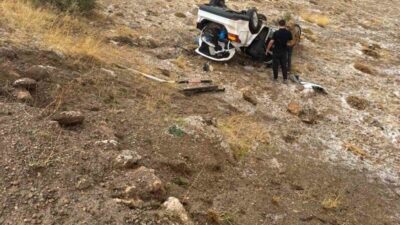 Sivas’ın Gürün ilçesinde meydana gelen trafik kazasında kontrolden çıkan otomobil