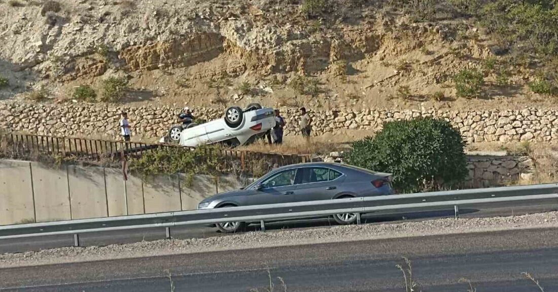 Sivas’ta takla atan otomobilin sürücüsü yaralandı Sivas’ın Suçatı mevkiisinde meydana gelen kazada takta atan aracın sürücüsü