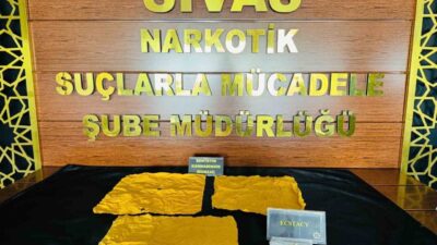 Sivas’ta düzenlenen operasyonda üzerlerinde uyuşturucuyla yakalanan 3 şüpheli tutuklanarak cezaevine