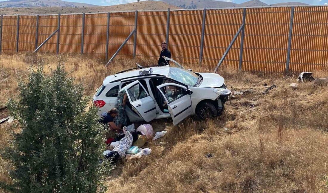 Sivas’ta yoldan çıkan araçtaki 1’i bebek 4 kişi yaralandı Sivas’ta yoldan çıkan araçta ki 1’i bebek 4 kişi yaralandı.