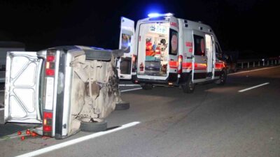 Sivas’ta iki otomobil ve bir traktörün karıştığı zincirleme trafik kazasında