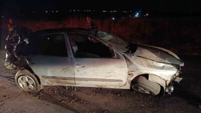 Şanlıurfa’nın Siverek ilçesinde kontrolden çıkan otomobil şarampole düşerek takla attı.