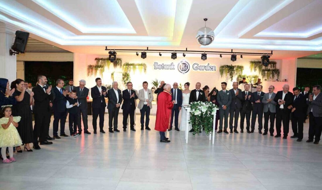 Siyaset, medya ve iş dünyasını buluşturan düğün Bursa basınının önde gelen isimlerinden Gazeteci Cennet Yüzer Cankılıç’ın oğlu