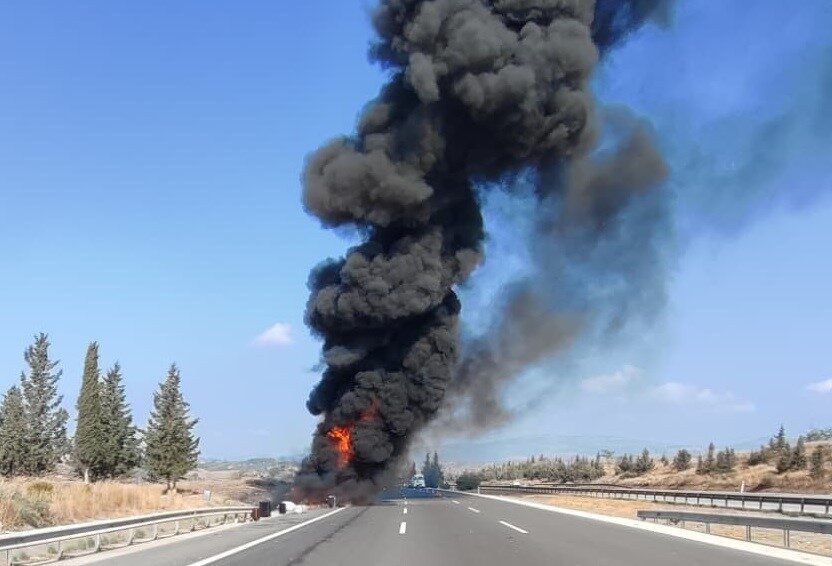 Şoför, yolcuları tahliye etti otobüs alev alev yandı Mersin’in Tarsus ilçesinde seyir halindeki yolcu otobüsü yandı. Şoförün otobüsü
