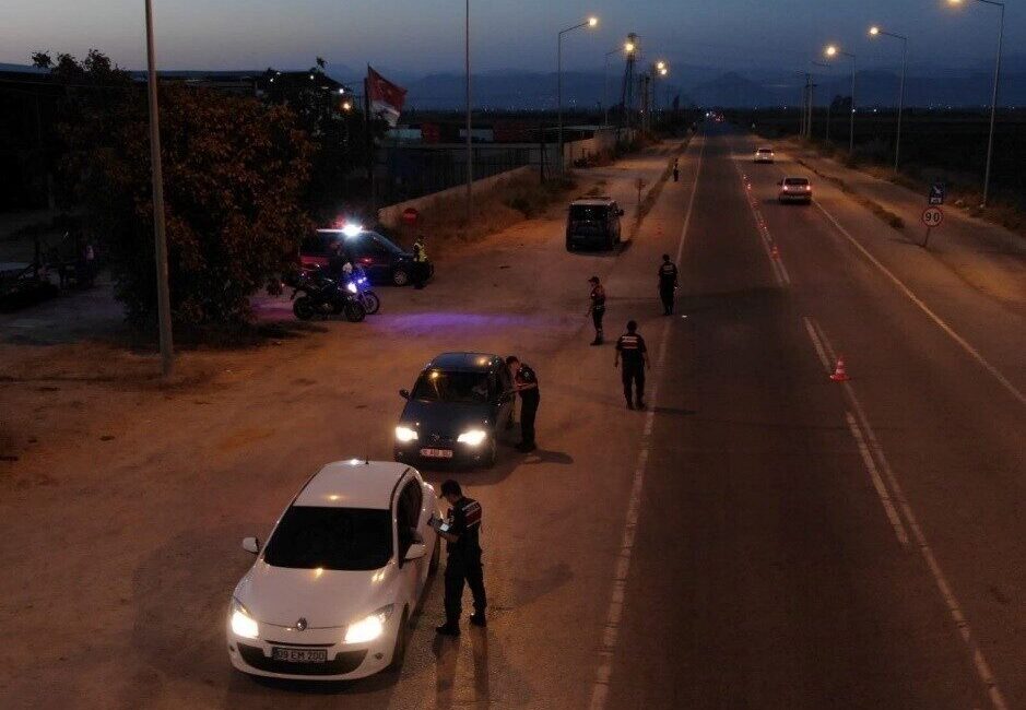 Şok yol denetiminde 2 aranan şahıs yakalandı Aydın’ın Koçarlı ilçesinde ‘şok’ yol denetimi yapan jandarma ekiplerince çeşitli
