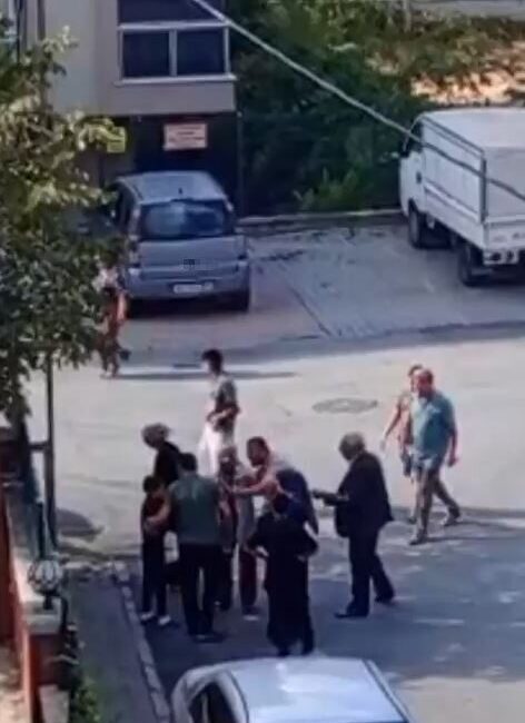 Sokak köpeği çocuğu ısırdı, ailesi ile köpeği besleyen adam birbirine girdi İstanbul Beylikdüzü’nde bir sokak köpeği, dışarıda oynayan çocuğu ısırınca ortalık