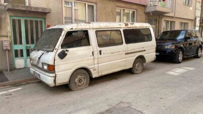 Lastikleri patlamış ve âtıl durumdaki panelvan tarzı araç, sokakta göze