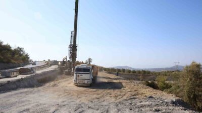 Aydın’ın Kuşadası ilçesinde Söke-Kuşadası yolu üzerinde meydana gelen çökme nedeniyle