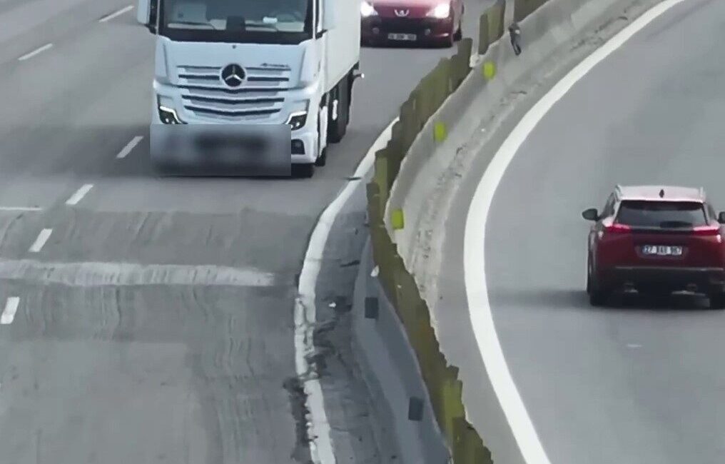 Sol şeridi ihlal eden tır ve kamyon sürücülerine para cezası Adana’da jandarma ekipleri otoyolda şerit ihlali yapan tır ve kamyonlara