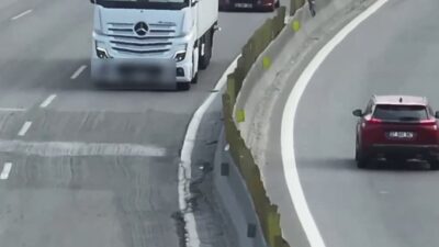 Adana’da jandarma ekipleri otoyolda şerit ihlali yapan tır ve kamyonlara