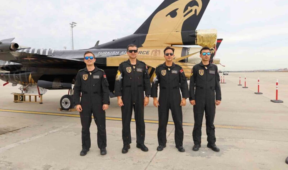 TEKNOFEST kapsamında gösteri uçuşu yapan F-16 gösteri ekibi SOLOTÜRK nefes