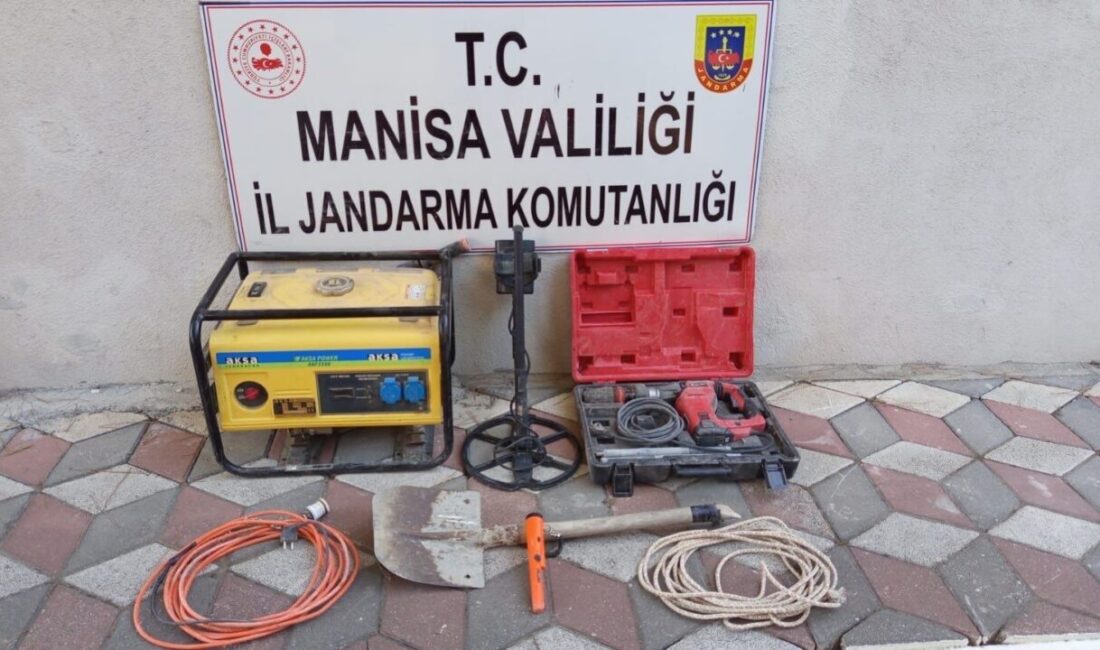 Manisa’nın Soma ilçesinde kaçak kazı yapan 3 kişi, suç aletleriyle