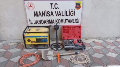 Manisa’nın Soma ilçesinde kaçak kazı yapan 3 kişi, suç aletleriyle