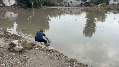 Hatay’da sabah saatlerinde etkili olan sağanak yağış, cadde ve sokaklarda