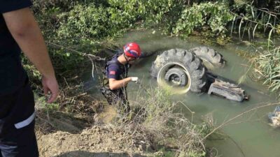 Adana’nın Yüreğir ilçesinde sulama kanalına devrilen traktörün sürücüsü hayatını kaybetti.