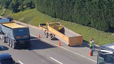 Sultanbeyli’de hafriyat yüklü kamyonun dorsesi henüz belirlenemeyen bir nedenle üst