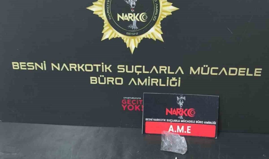 Şüpheli şahıslar üzerinde uyuşturucu ele geçirildi Adıyaman’ın Besni ilçesinde durumundan şüphelenilerek durdurulan 3 şahsın üzerinden uyuşturucu
