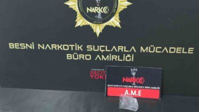 Adıyaman’ın Besni ilçesinde durumundan şüphelenilerek durdurulan 3 şahsın üzerinden uyuşturucu