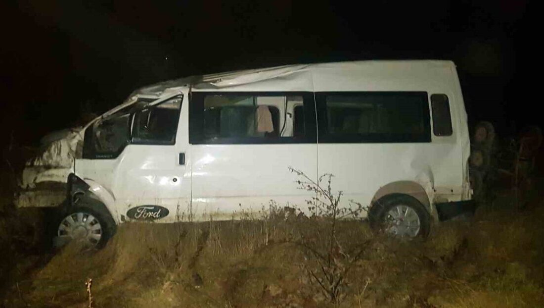 Sürücüsünün kontrolünden çıkan midibüs tarlaya uçtu: 1 yaralı Sakarya’nın Taraklı ilçesinde sürücüsünün kontrolünden çıkan midibüs tarlaya uçtu. Kazada