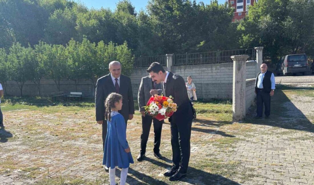 Susuz’da uzun yaz tatilinin ardından öğrenciler kullarına, öğretmenler de öğrencilerine