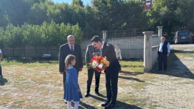 Susuz’da uzun yaz tatilinin ardından öğrenciler kullarına, öğretmenler de öğrencilerine