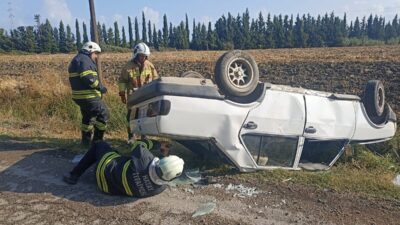 Hatay’da takla atarak ters dönen TOFAŞ’ta bulunan 2 kişi yaralandı.