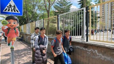 Talas Belediyesi’nin ilçedeki eğitim kurumlarının önünde bulunan yaya geçitlerinde öğrenci