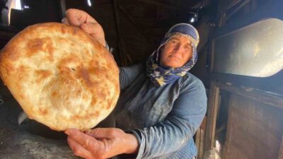 İzmir’in tarihi semtlerinden Kadifekale’de, Mardinli kadınlar tarafından yapılan tandır ekmeği
