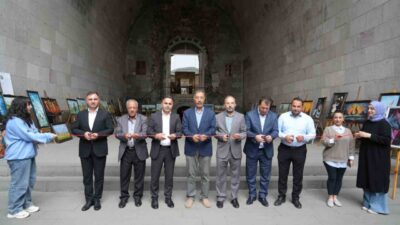 Erzurum’da tarihi Çifte Minareli Medrese’de 15’inci kişisel sergisini açan Fesih