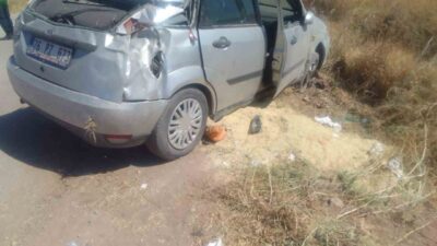 Afyonkarahisar’da kontrolden çıkarak yol kenarındaki tarım arazisine devrilen otomobilde 4